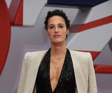 Scenarzystką "Nie czas umierać" jest Phoebe Waller-Bridge ("Współczesna dziewczyna"). "Zaproponowała nam interesujący punkt widzenia na kilka z filmowych postaci. Niesprawiedliwym byłoby myślenie o niej, że zajmowała się pisaniem jedynie kobiecych postaci. Wniosła dużo dobrego do całej fabuły filmu" - mówi o Phoebe Waller-Bridge producent filmu "Nie czas umierać", Michael G. Wilson w rozmowie z BBC Radio 4.
