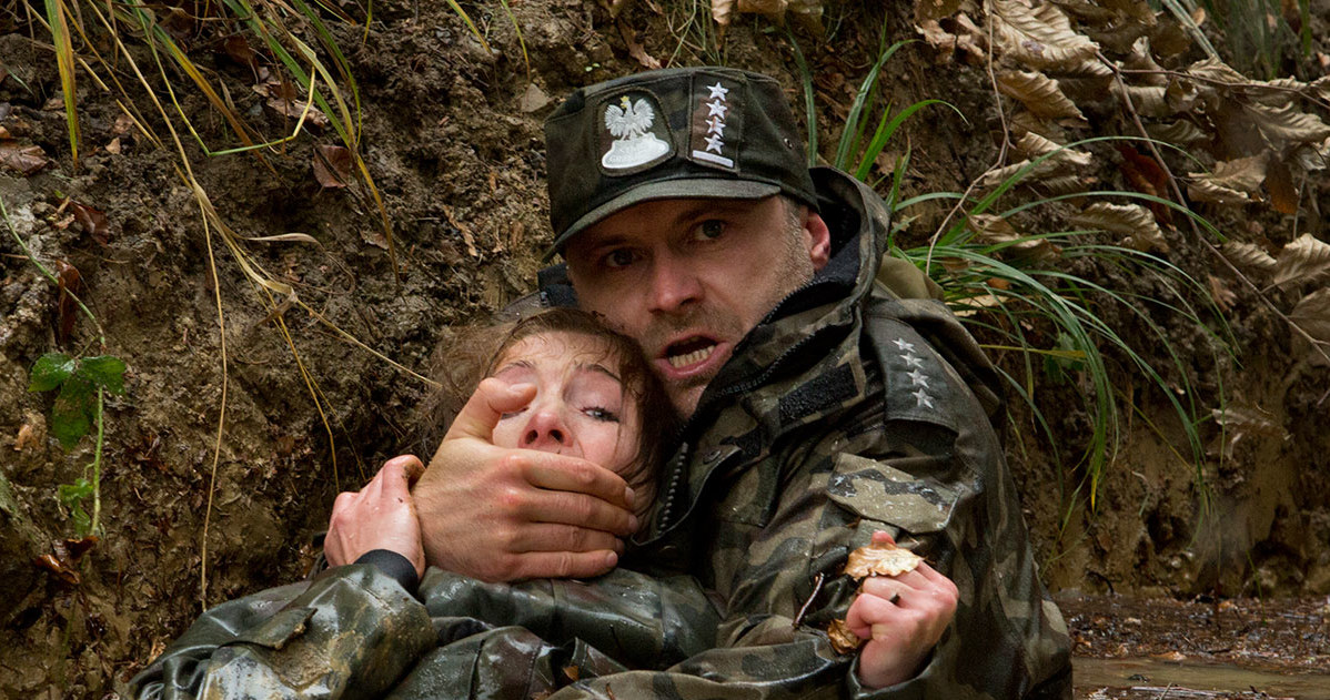 Scenę ucieczki przed niedźwiedziem Leszek Lichota wspomina jako najtrudniejszą. /HBO