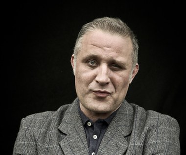 Sceniczną karierę Bluszcz rozpoczynał od warsztatów teatralnych w Miejskim Domu Kultury w Radomsku. Po raz pierwszy pojawił się na profesjonalnej scenie w 1995 roku w Centrum Sztuki przy Teatrze Dramatycznym w Legnicy jako Atos w przedstawieniu "Trzej muszkieterowie" oraz komedii szekspirowskiej "Jak wam się podoba".

"Grałem [tam] dwóch braci - jeden był psychopatą, a drugi pozytywnie zakręconym świrem. I tak pomiędzy tymi dwoma postaciami poruszam się od lat" - twierdzi aktor.