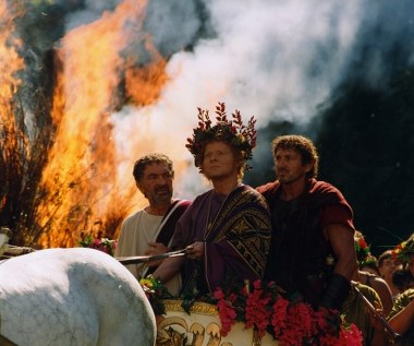 Scenograf Janusz Sosnowski wyobraził sobie, że antyczną, słoneczną Italię da się wykreować lokalizując plany zdjęciowe w Tunezji, we Francji i w Polsce. Wystarczyło mu kilka miesięcy, by z ekipą współpracowników, zaprojektować i wbudować w Warszawie rzymski amfiteatr. 

W rekordowym tempie powstawały również inne, wielkie dekoracje, w tym nieprzewidziane w pierwotnych zamiarach Forum Romanum, które równie nieprzewidzianie spłonęło, notabene w ostatnim dniu zdjęć plenerowych w Polsce.
 