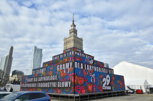 Scenografia przygotowana na 29. finał Wielkiej Orkiestry Świątecznej Pomocy na pl. Defilad w Warszawie / 	Radek Pietruszka   /PAP