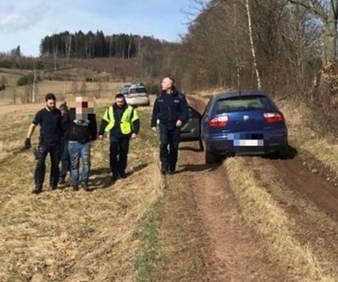 Sceny jak z filmu. Uciekając potrącił policjanta i wysypywał kolce na drogę 