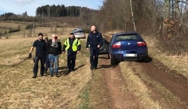 Sceny jak z filmu. Uciekając potrącił policjanta i wysypywał kolce na drogę 