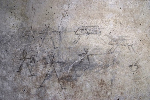 Sceny walki gladiatorów oraz polowania narysowane ręką dziecka /Pompeii Archaeological Park /