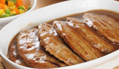 Schab w aromatycznym sosie zamiast kotletów. Zrób na Wszystkich Świętych, rodzina będzie zachwycona