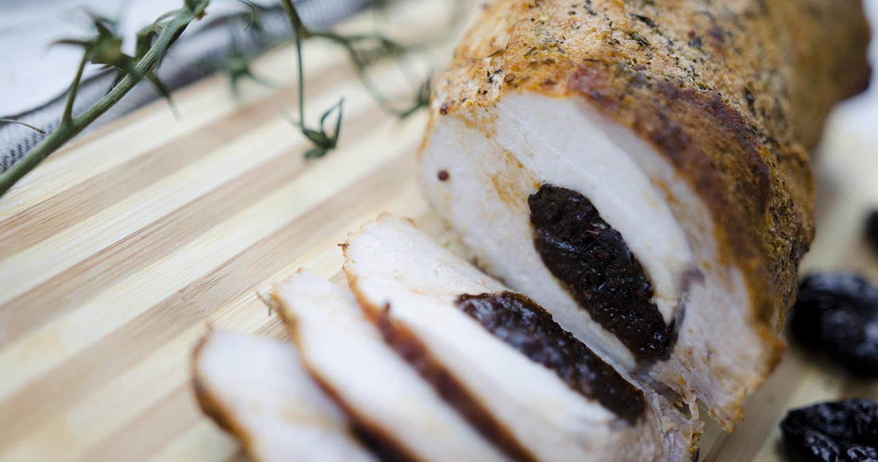 Schab ze śliwką można podawać na zimno jako przekąskę lub na ciepło razem z sosem i ziemniakami /INTERIA.PL