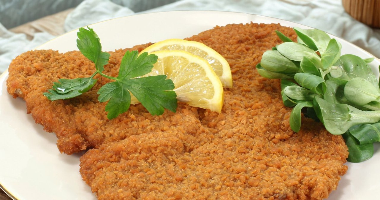 Schabowe w płatkach ziemniaczanych wychodzą przyjemnie chrupiące /silencefoto /Canva Pro