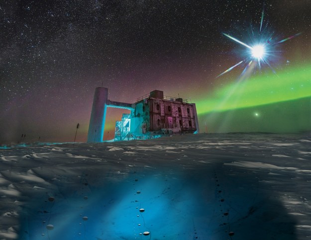 Schemat laboratorium IceCube na Biegunie Północnym. Neutrina z odległego źródła są rejestrowane przez czujniki pod lodem. /Icecube/NSF /Materiały prasowe