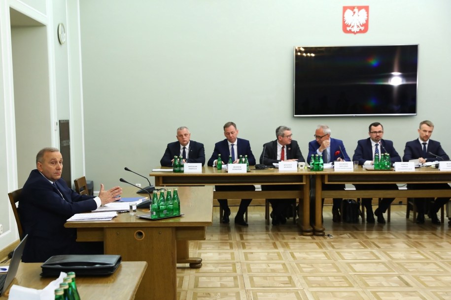 Schetyna zeznał, że decyzja o podjęciu tych prac była "jedną z pierwszych decyzji kierunkowych", jaką podjął po objęciu resortu spraw wewnętrznych /	Rafał Guz   /PAP