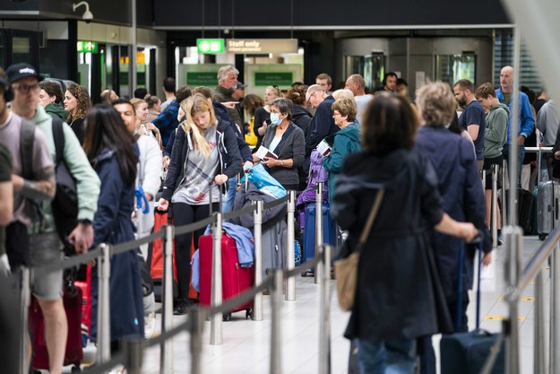 Schiphol - trzeci pod względem przewozów pasażerskich port lotniczy na świecie od tygodni boryka się z poważnymi problemami /JEROEN JUMELET /PAP/EPA