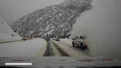 Schodząca lawina pochłonęła samochody. Dramatyczne nagranie