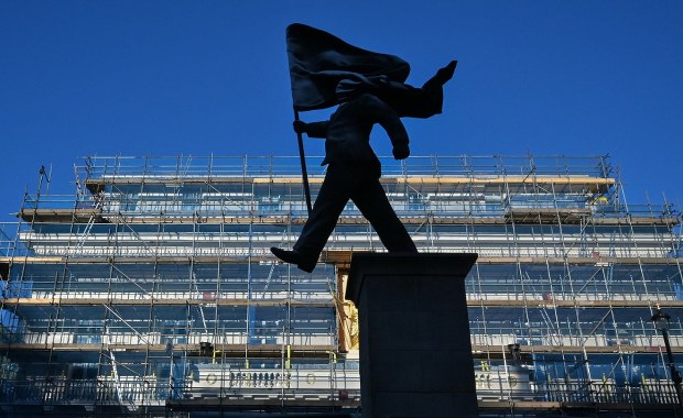 Schodzący z piedestału, zaślepiony flagą. Nowe dzieło Banksy'ego