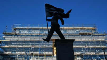 Schodzący z piedestału, zaślepiony flagą. Nowe dzieło Banksy'ego