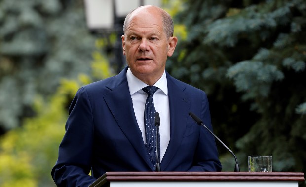 Scholz: Będziemy dostarczać Ukrainie pieniądze i broń