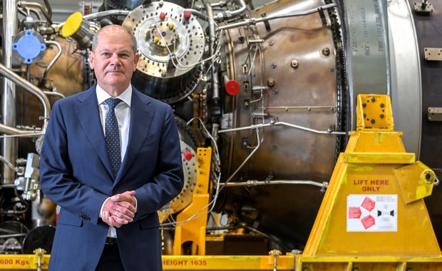 Scholz fotografuje się na tle turbiny do Nord Stream 1. "Może w każdej chwili trafić do Rosji"