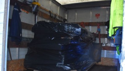 Schował się przed policją w rowie. Z kolegami kradł meble z fabryki