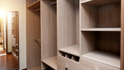 Schował się przed policjantami za szafą