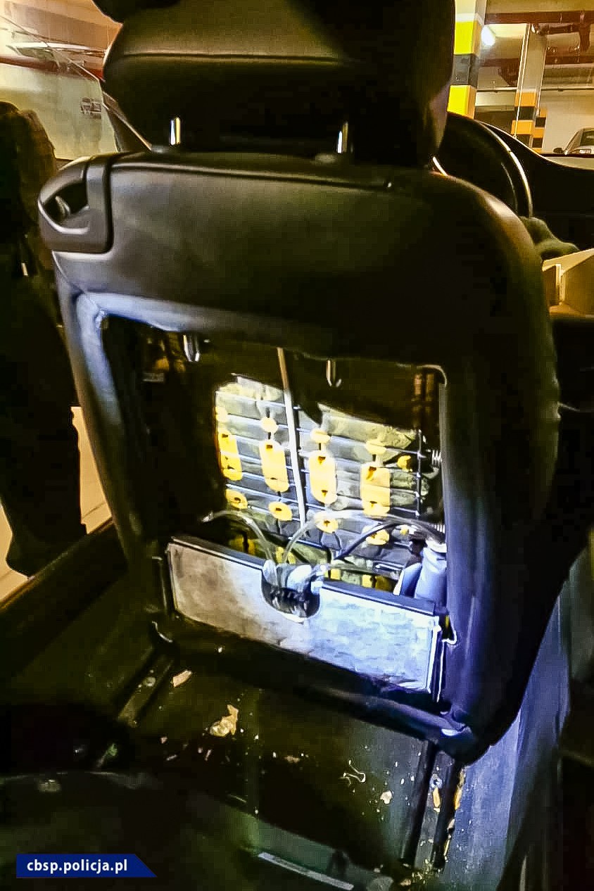 Schowek do przewożenia narkotyków /Policja