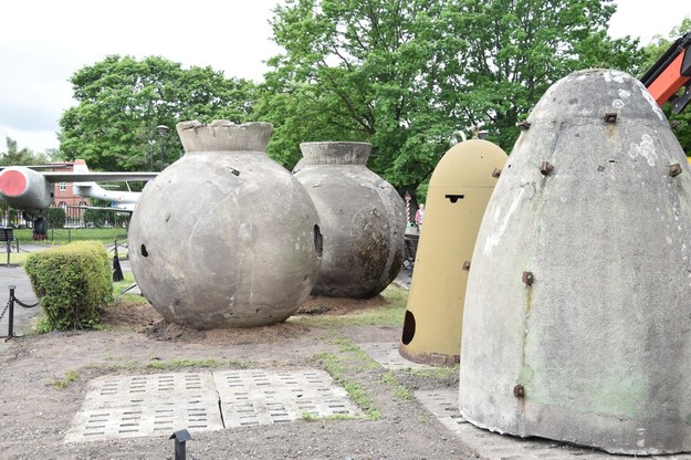 Schron jest w kształcie kuli, zbudowanej ze zbrojonego betonu o średnicy wewnętrznej 210 cm /Muzeum Oręża Polskiego w Kołobrzegu /