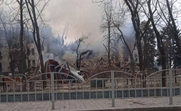 "Schron przetrwał". Spod gruzów teatru w Mariupolu próbują wydostać się ludzie