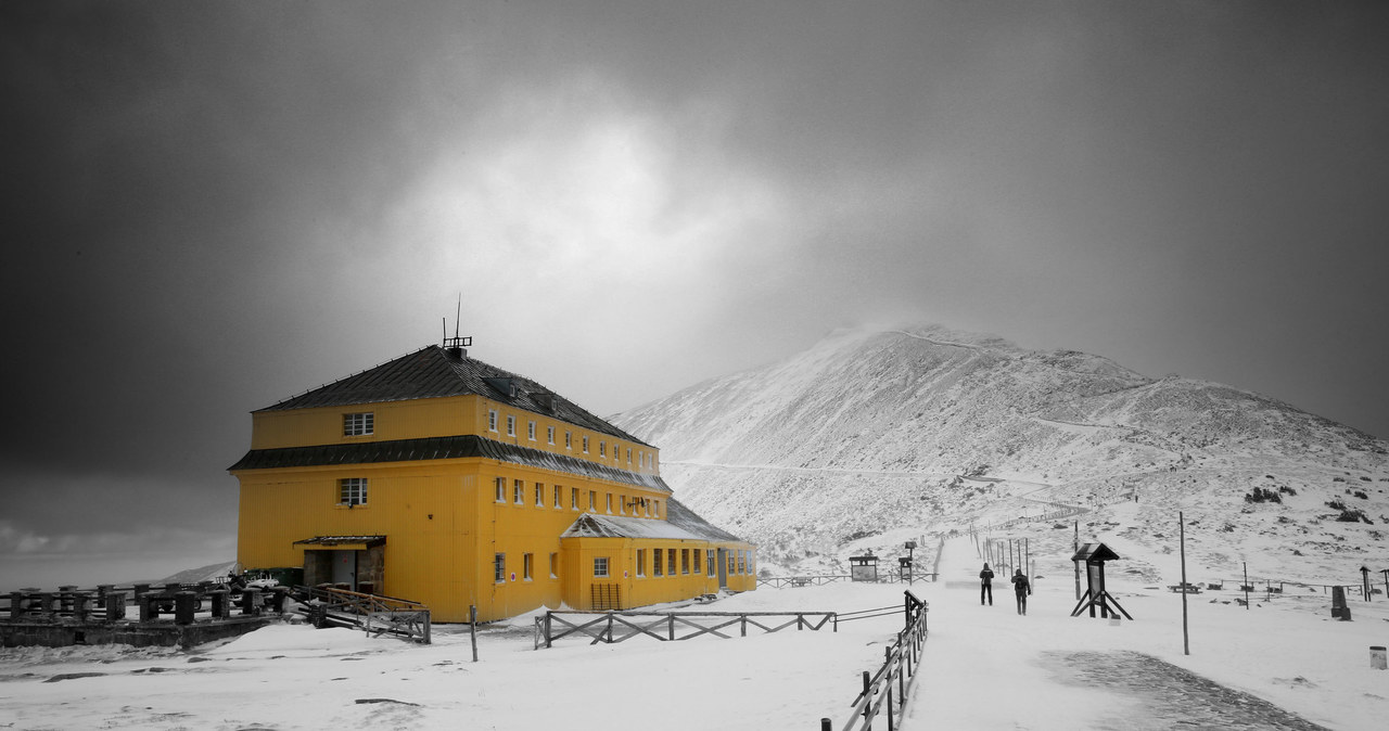 Schronisko pod Śnieżką i widok na masyw Śnieżki /123RF/PICSEL