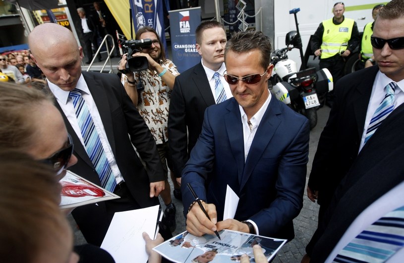 Schumacher fizycznie nie nadąża za młodszymi kierowcami. Ale wciąż jest wielką gwiazdą /AFP