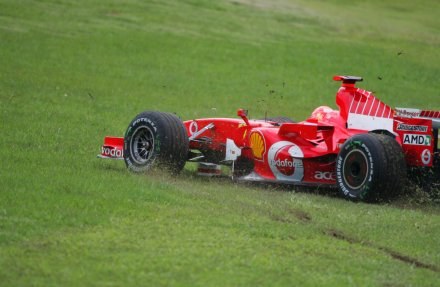 Schumacher miał w piątek przygodę poza torem /AFP