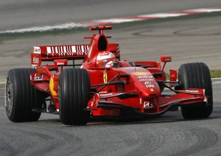 Schumacher podczas testów w 2007 roku. /AFP