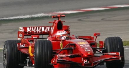 Schumacher podczas testów w 2007 roku. /AFP