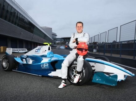 Schumacher przy swoim testowym bolidzie na torze w Jerez /AFP
