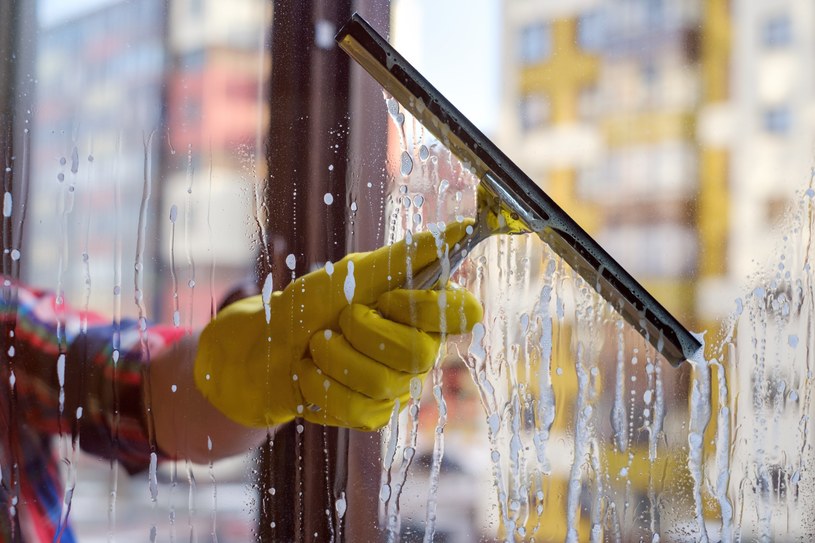 "Ściagaczka" szybko pomoże umyć nam okna. /123RF/PICSEL