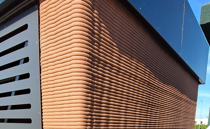 Ściana budynku gospodarczego przy restauracji McDonald's wydrukowana z mieszanki betonowej / fot. facebook, Atlas /