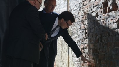 Ściana egzekucji żołnierzy wyklętych. "Tu stał prokurator, naczelnik, przy ścianie nasi bohaterowie"