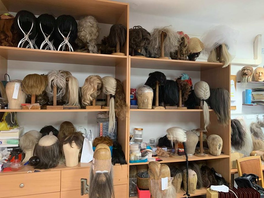 Ściana peruk w perukarni Teatru Polskiego w Warszawie /Fot. Marcelina Szuniewicz /RMF FM