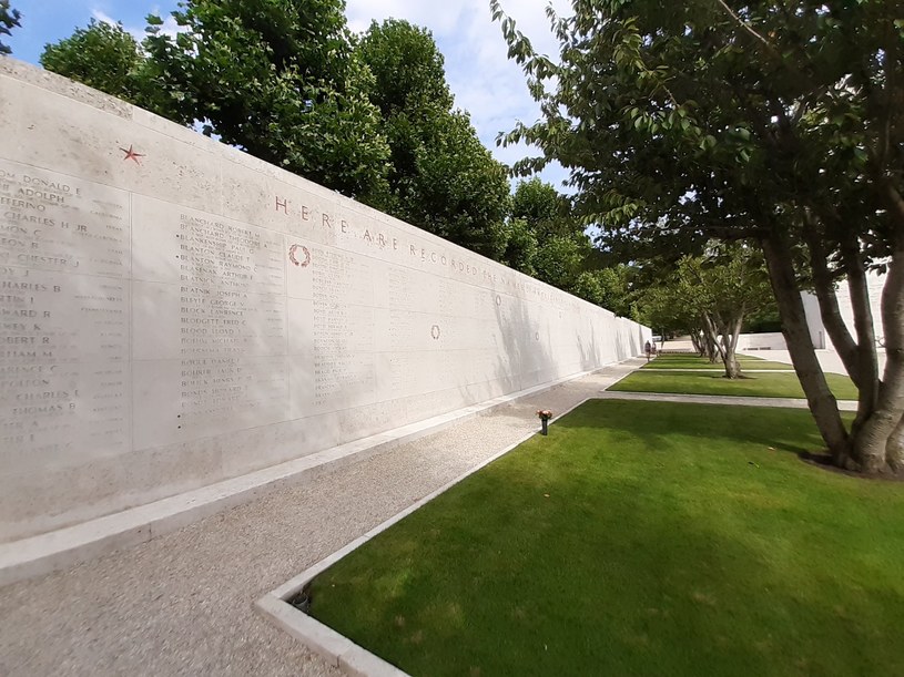 Ściana Zaginionych na amerykańskim cmentarzu w Margraten /@harmenbakker /Twitter
