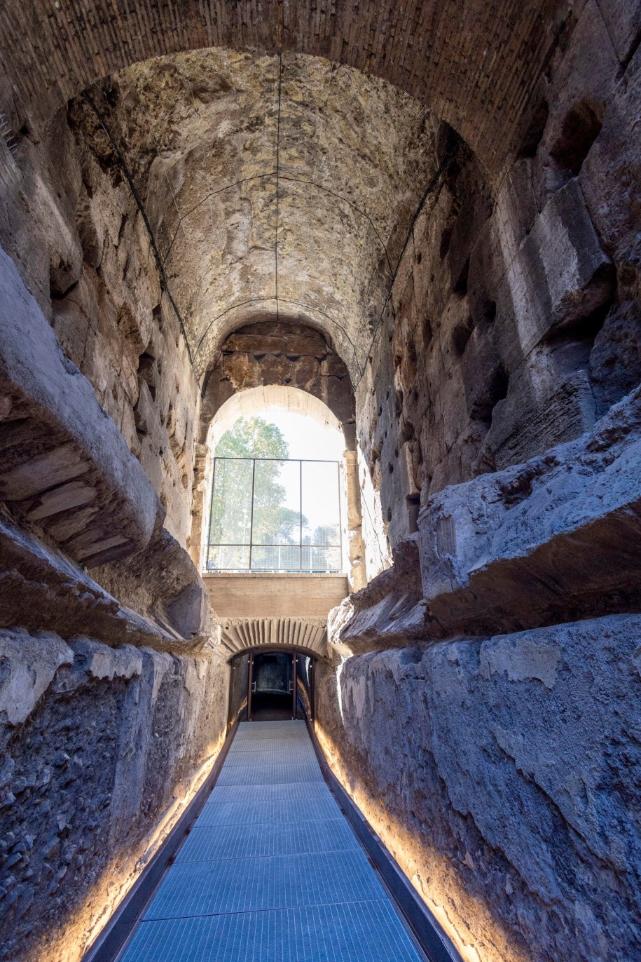 Ściany pierwotnie wyłożone były marmurem, który z czasem zastąpiono malowidłami i płaskorzeźbami /ANSA/MASSIMO PERCOSSI /PAP/EPA