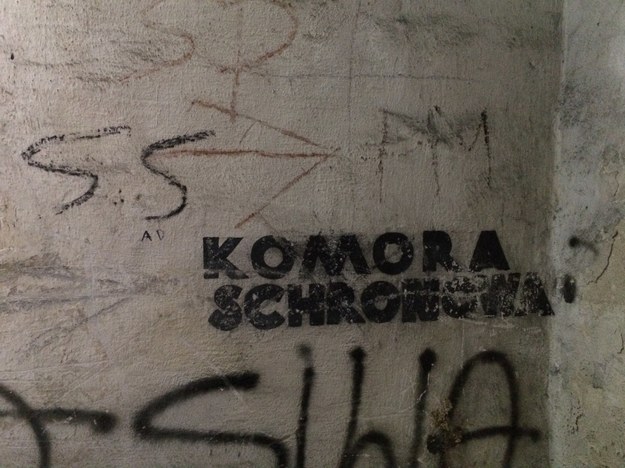 Ściany schronu pokryte są różnymi napisami - niektóre z nich nie zostaną usunięte /Agnieszka Wyderka /RMF FM