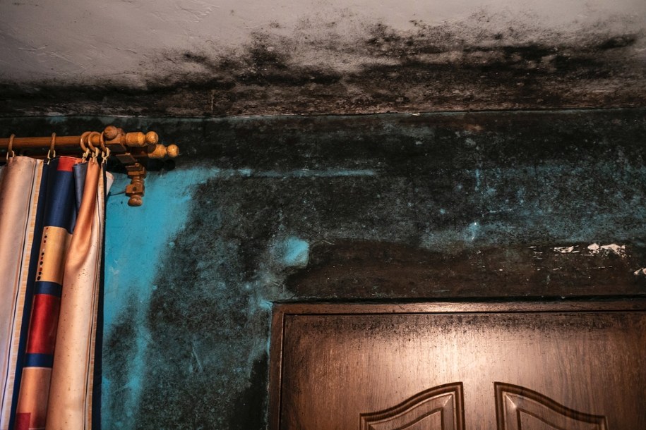 Ściany w domu pani Janiny pokrywa grzyb /foto. Robert Krawczyk/Szlachetna Paczka /