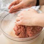 Ścieram na tarce i dodaję do mielonych. Wychodzą soczyste i delikatne jak puch
