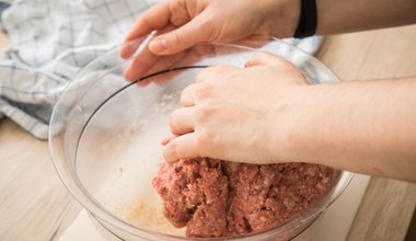 Ścieram na tarce i dodaję do mielonych. Wychodzą soczyste i delikatne jak puch