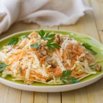 Ścieram na tarce jabłka, marchewki i chrzan, dorzucam cukier i śmietanę. Najlepsza surówka do niedzielnego obiadu