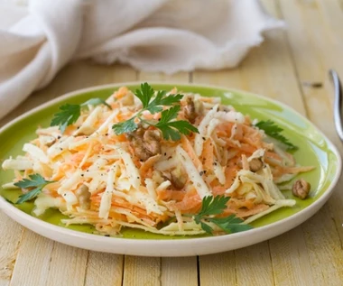 Ścieram na tarce jabłka, marchewki i chrzan, dorzucam cukier i śmietanę. Najlepsza surówka do niedzielnego obiadu