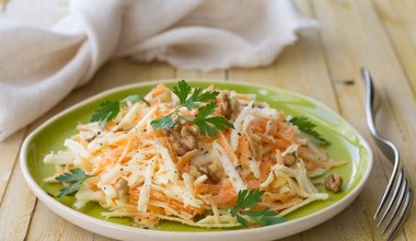 Ścieram na tarce jabłka, marchewki i chrzan, dorzucam cukier i śmietanę. Najlepsza surówka do niedzielnego obiadu