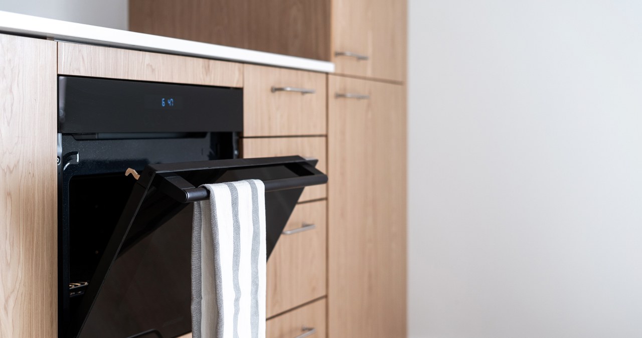 Ścierką najczęściej suszymy na piekarniku. Można jednak robić to w...szafce. /123RF/Picsel, 123RF/Picsel /Pixel