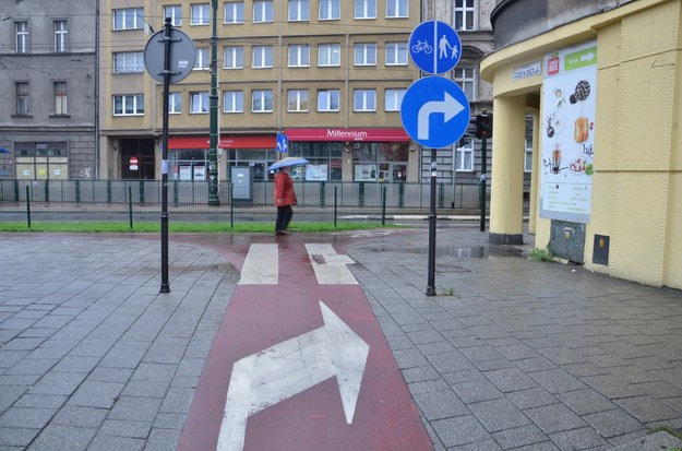 Ścieżka rowerowa to czasem niezły skrót dla pieszych /Malwina Zaborowska /RMF FM