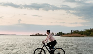 Ścieżka rowerowa wokół Jeziora Żywieckiego. Idealna dla początkujących rowerzystów 