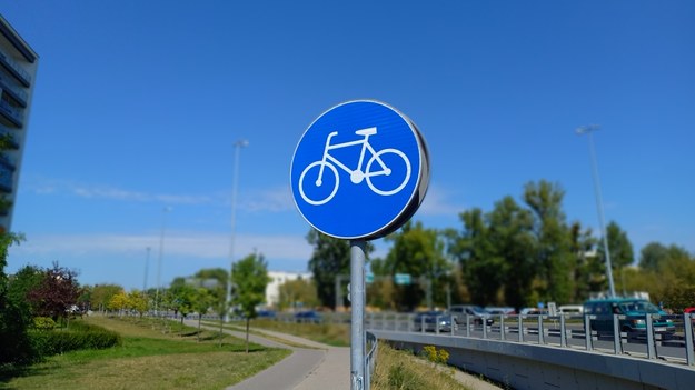 Ktoś powbijał śruby w ścieżkę rowerową na warszawskim Ursynowie