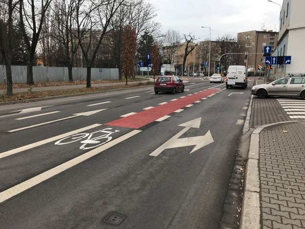 Ścieżkę rowerową na placu Orląt Lwowskich zrobiono pomiędzy pasami ruchu dla samochodów /Paweł Pyclik /RMF FM