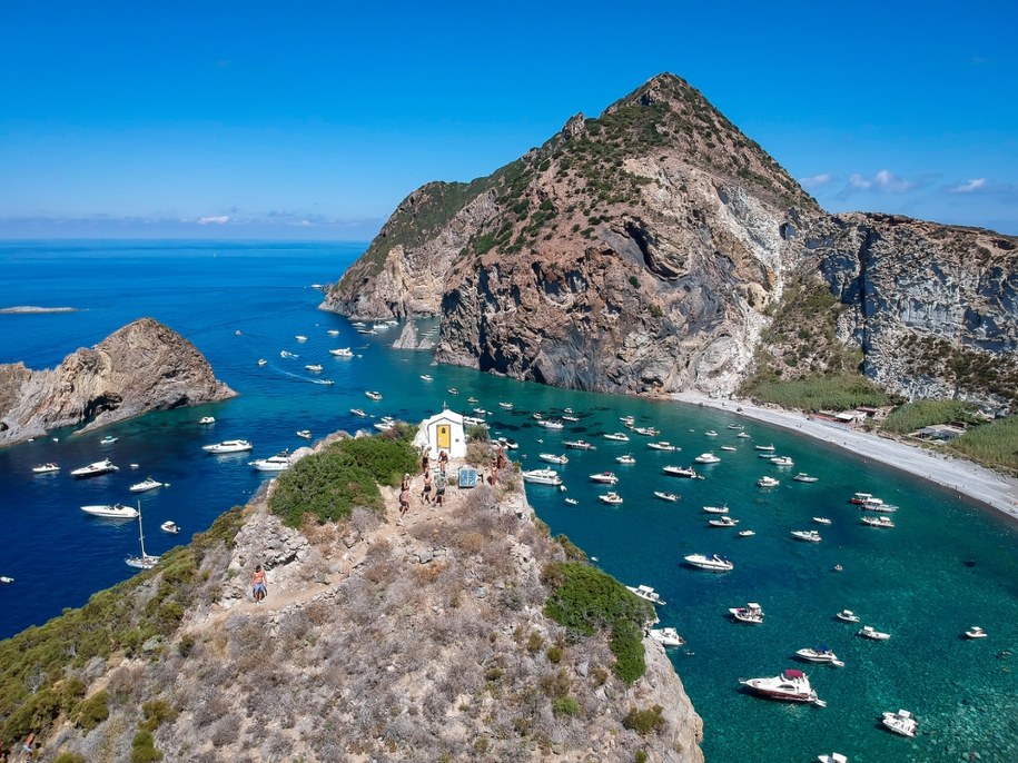 Bez elektryczności, zasięgu i tłumów. Włoska wyspa, na której odpoczniesz od świata