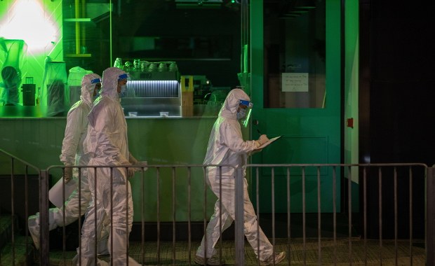 Ścisły lockdown w dzielnicy chińskiego miasta. Rośnie liczba zakażeń koronawirusem